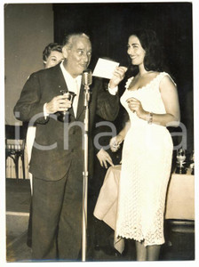 Fotografia d epoca originale 1957 RALLY AEREO DELLE STELLE La premiazione di Angela PORTALUPI Foto 13x18 cm 1