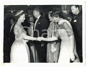 Fotografia d epoca originale 1961 LONDON Queen Elizabeth II and Irene PAPAS at Guns of Navarone premiere 1