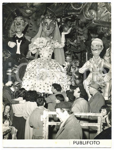Fotografia d epoca originale 1954 CARNEVALE VIAREGGIO Visitatori guardano i carri negli hangar causa pioggia 1