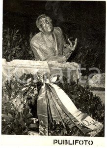Fotografia d epoca originale 1954 ROMA Monumento a TRILUSSA dello scultore Lorenzo FERRI  Foto 13x18 cm 1