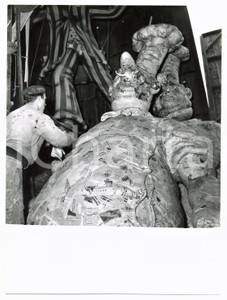 Fotografia d epoca originale 1955 CARNEVALE VIAREGGIO Preparazione statua in cartapesta di un cuoco Foto 1