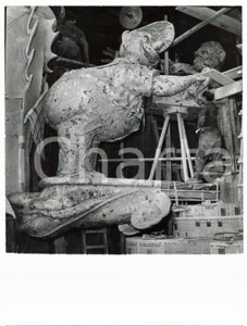 Fotografia d epoca originale 1955 CARNEVALE VIAREGGIO Preparazione statua in cartapesta per carro allegorico 1