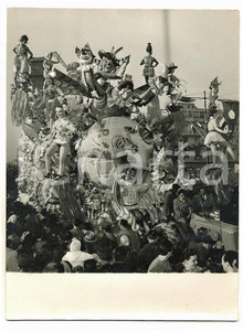 Fotografia d epoca originale 1955 ca CARNEVALE VIAREGGIO Carro allegorico con mappamondo Foto 18x24 cm 1