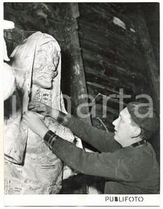 Fotografia d epoca originale 1955 CARNEVALE VIAREGGIO Carrista modella statua in cartapesta Foto 18x24 1
