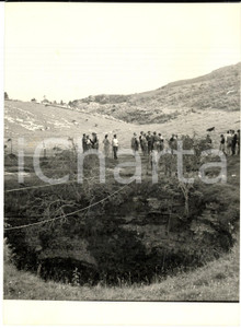 Fotografia d epoca originale 1954 SPLUGA DELLA PRETA Spedizione speleologi triestini  Ingresso scavo  Foto 1