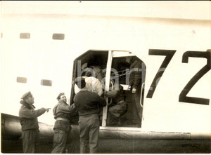 Fotografia d epoca originale 1956 CATANIA FONTANAROSSA  Carico aiuti per i siciliani bloccati dalla neve 1