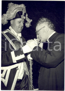 1953 ROMA MONTECITORIO Cappellano mons. Pietro BARBIERI si accende una sigaretta