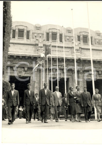 1957 MILANO Giochi Olimpici Silenziosi - Atleti russi dopo l'alzabandiera *Foto Fotografia d'epoca con didascalia coeva.  CONDIZIONI: G FORMATO: 13x18  cm     originale e autentica 1