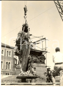 1957 MILANO Piazza BUONARROTI - Spostamento statua VERDI per lavori M1 Fotografia d'epoca con didascalia coeva al verso.  CONDIZIONI: FAIR (sovraimpressione al lato destro)FORMATO: 13x18 cm     originale e autentica 1