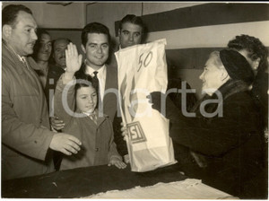 1958 ROMA MSI Donna Rachele MUSSOLINI consegna pacchi dono ai bambini *Foto