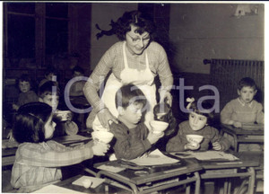1955 ca CANTON SEINE ET MARNE Du lait pour les écoliers d'une classe PHOTO 18x13