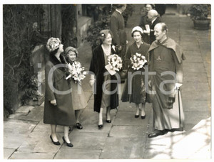 1959 LONDON - ROYAL MAUNDY Queen Elizabeth II with bishop Eric HAMILTON *Photo Fotografia d'epoca con didascalia coeva.   CONDIZIONI: FAIR (strappo al margine superiore) FORMATO: 20x15 cm     originale e autentica 1