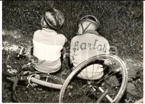 1953 PAVIA CICLISMO Bambini tifosi di Coppi e Bartali su un prato FOTO ARTISTICA Fotografia d'epoca con didascalia coeva al verso. CONDIZIONI: gFORMATO: 18x13 cm     originale e autentica 1