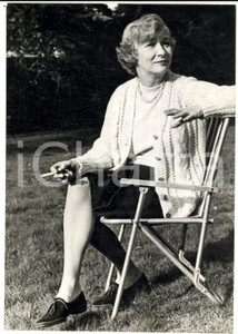 1970 ENGLAND Ritratto di Veronica LAKE nella sua casa di campagna - Foto
