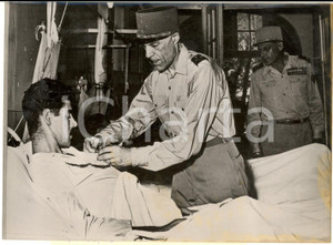 1954 GUERRA DEL VIETNAM Generale Paul ELY decora un ferito di DIEN BIEN PHU Foto