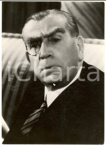 1954 TEATRO ITALIA Ritratto dell'attore Armando FALCONI - Foto 13x18 cm Fotografia d'epoca, con didascalia coeva al verso. CONDIZIONI: G (ma sovraimpressione circolare)FORMATO: 13x18 cm    originale e autentica 1