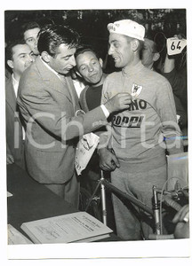 1956 GIRO D'ITALIA Fausto COPPI ammira logo CARPANO COPPI su maglia gregario