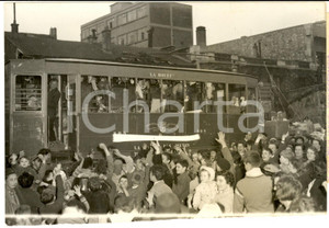 1957 PARIS Tramway LA MOUFF pour Maison des Jeunes de rue MOUFFETARD Photo Fotografia d'epoca. CONDIZIONI: POOR (margine inferiore rozzamente rifilato)FORMATO:  18x13 cm     originale e autentica 1