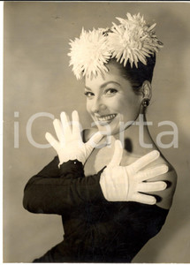 1956 LONDON Actress Valerie FRENCH wearing a chrysanthemum hat *Photo 15x20 cm Fotografia d'epoca con didascalia coeva al verso. CONDIZIONI: G FORMATO: 15x20 cm     originale e autentica 1