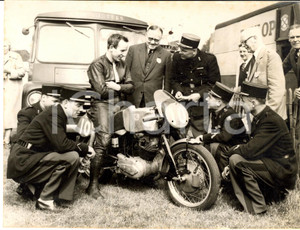 1957 LONDON John SURTEES with an admiring group of French motorcyclists *Photo Fotografia d'epoca con didascalia coeva. CONDIZIONI: G  FORMATO: 20x15 cm    originale e autentica 1