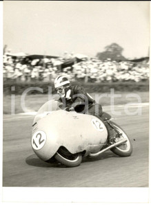 1956 MONZA Prove GP delle Nazioni - Bill LOMAS su MOTO GUZZI 350 - Foto 13x18 Fotografia d'epoca con didascalia coeva. CONDIZIONI: G (ma lieve sovraimpressione al lato sinistro)      originale e autentica 1