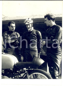 1957 MONZA Prove nuove MOTO GUZZI - Bill LOMAS Jiri KRAL Keith CAMPBELL - Foto Fotografia d'epoca con didascalia coeva. CONDIZIONI: G (ma sovraimpressione al lato destro) FORMATO: 13x18 cm    originale e autentica 1