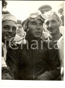 1956 MONZA MOTOCICLISMO GP delle Nazioni - Carlo UBBIALI dopo la vittoria *Foto Fotografia d'epoca con didascalia coeva.  CONDIZIONI: FAIR (sovraimpressione al lato destro)FORMATO: 13x18 cm     originale e autentica 1