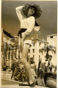 1957 FESTIVAL DI CANNES Mona ARVIDSSON in posa sulla Croisette *Foto 13x18 cm Fotografia d'epoca con didascalia coeva.   CONDIZIONI: FAIR (alone diffuso e lieve sovraimpressione)FORMATO: 13x18 cm     originale e autentica 1