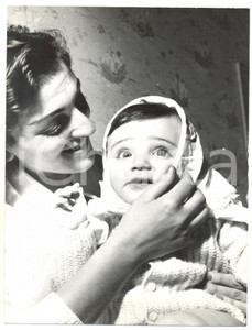 1956 COGOLETO La "Dama bianca" Giulia OCCHINI coccola il piccolo Faustino COPPI