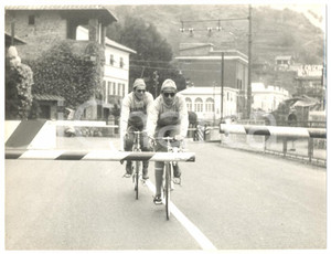 1956 ARENZANO Fausto COPPI Ettore MILANO attraversano passaggio a livello *Foto