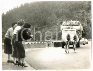1956 AREA DI ARENZANO Ragazze incitano Fausto COPPI Ettore MILANO in allenamento Fotografia d'epoca con didascalia coeva al verso. CONDIZIONI: FAIR (forellini da affissione agli angoli)DIMENSIONI: 24x18 cm     originale e autentica 1