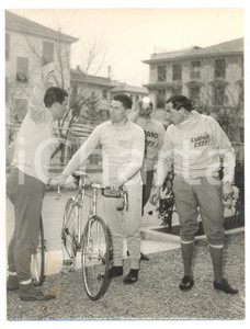 1956 VARAZZE Fausto COPPI dopo un allenamento con ciclisti della CARPANO - COPPI