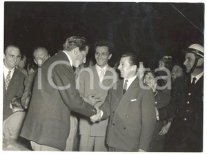 1956 TORINO Fausto COPPI saluta Mario DE MARIA concorrente LASCIA O RADDOPPIA