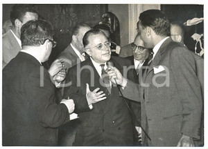 1955 ROMA Consultazioni QUIRINALE Palmiro TOGLIATTI intervistato dai giornalisti