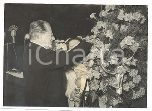 1953 ROMA Chiusura campagna elettore PCI Palmiro TOGLIATTI coglie un garofano