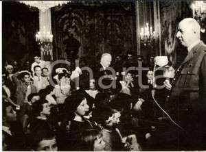 1962 PARIS Charles DE GAULLE riceve i bambini per inaugurazione albero di Natale