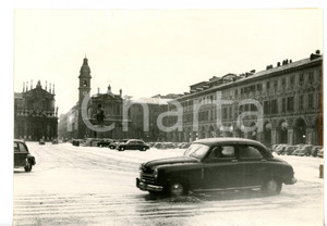 1954 TORINO Eccezionale nevicata - Automobile attraversa piazza San Carlo *Foto