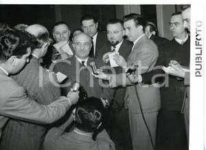 1954 ROMA - DC Amintore FANFANI circondato dai giornalisti - Foto 18x13 cm Fotografia d'epoca, con didascalia coeva al verso. CONDIZIONI: G (ma minima ondulatura al margine destro; lievi graffi superficiali)FORMATO: 18x13 cm    originale e autentica 1