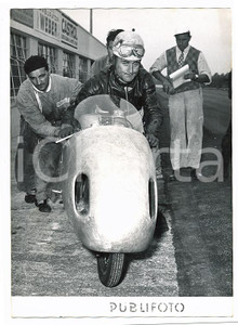 1955 MONZA - GP Motociclistico delle Nazioni - Carlo BANDIROLA con MV AGUSTA Fotografia d'epoca con didascalia coeva al verso. CONDIZIONI: FAIR DIMENSIONI: 13x18 cm     originale e autentica 1