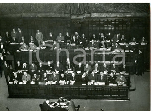 1954 ROMA Discorso di Amintore FANFANI alla Camera - Fotografia 18x13 cm Fotografia d'epoca, con didascalia coeva al verso. CONDIZIONI: FAIR (ondulatura; graffi superficiali)FORMATO: 18x13 cm    originale e autentica 1