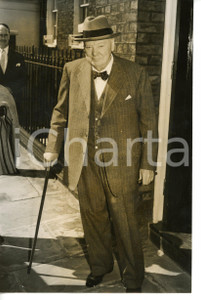 1958 LONDON Sir Winston CHURCHILL carrying stick and cigar *Fotografia 13x20 cm