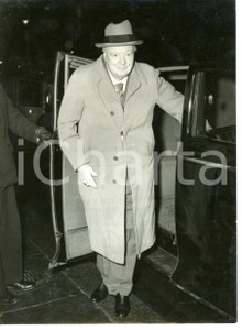 1953 LONDON Downing Street - Sir Winston CHURCHILL leaving his car *Photo 15x20