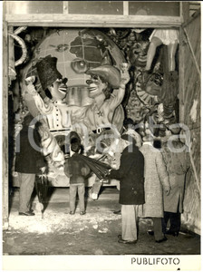 1954 CARNEVALE VIAREGGIO Carri negli hangar a causa della pioggia - Foto 18x24 Fotografia d'epoca, con didascalia al verso. CONDIZIONI: POOR (piegatura all'angolo inferiore sinistro e sovraimpressione al margine inferiore, con minimo strappo)FORMATO:  18x24 cm     originale e autentica 1