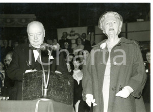 Fotografia d epoca originale 1957 LONDON Primrose League  Winston CHURCHILL and his wife on the platform 1
