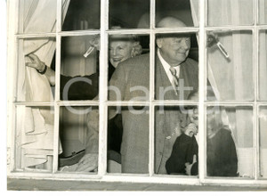 1957 LONDON Sir Winston CHURCHILL and his wife at the window *Photo 15x20 cm