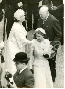 1956 ASCOT Rosslyn Stakes - Queen Mother congratulating Sir Winston CHURCHILL Fotografia d'epoca, con didascalia coeva al verso. Sono presenti la Regina Madre, Winston Churchill e la Regina Elisabetta II. CONDIZIONI: G (ma piccola piegatura al margine inferiore)FORMATO: 15x20 cm    originale e autentica 1