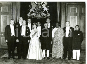 1957 WINDSOR CASTLE Queen ELIZABETH II - Harold MacMILLAN - Jawaharlal NEHRU Fotografia d'epoca, con didascalia coeva al verso. CONDIZIONI: G (ma piccole piegatura sparse)FORMATO: 20x15 cm    originale e autentica 1