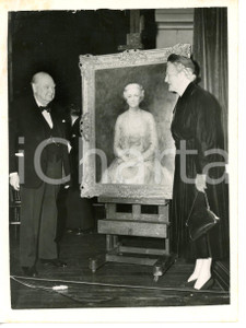 1955 ca LONDON Winston CHURCHILL with Clementine HOZIER and her portrait *Photo Fotografia d'epoca. CONDIZIONI: FAIR (piegatura all'angolo superiore sinistro)FORMATO: 15x20 cm    originale e autentica 1