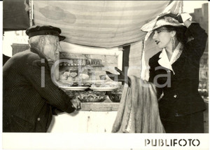 1954 NAPOLI Cantante Yma SUMAC si intrattiene con un pescatore *Foto 18x13 cm Fotografia d'epoca. CONDIZIONI: fair (lievi sovraimpressioni circolari)      originale e autentica 1