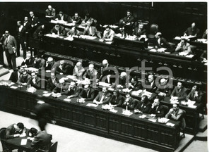 1955 ROMA Discorso di Antonio SEGNI alla Camera dei Deputati - Foto 13x18 cm Fotografia d'epoca, con didascalia coeva al verso. CONDIZIONI: G (ma lievi sovraimpressioni)FORMATO: 18x13 cm    originale e autentica 1